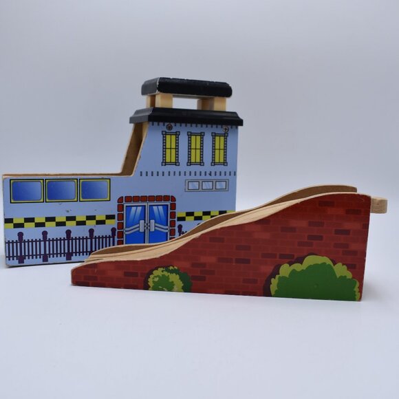 Imaginarium Wooden Railway Heli-Pad Aiport and Track Ramp Compatible Tho… - Picture 8 of 11
